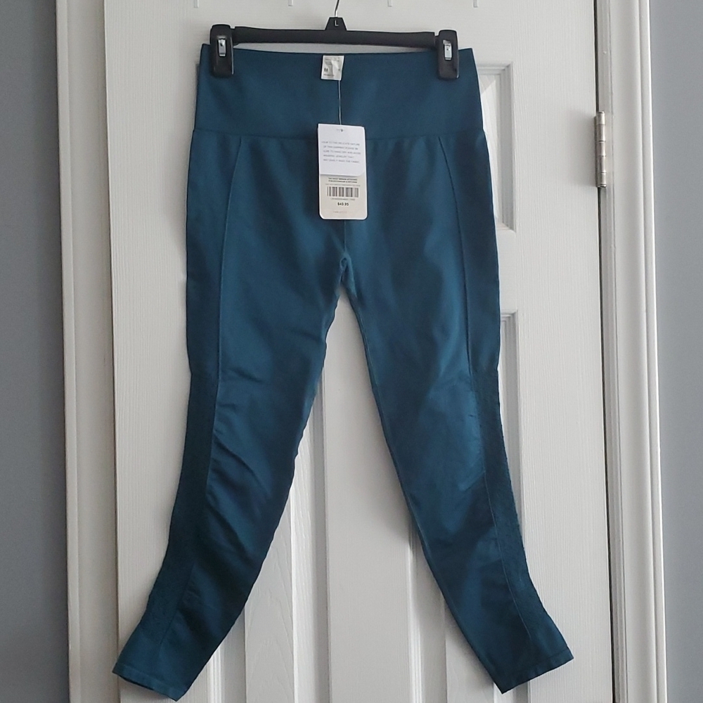 FABLETICS LEGGINGS SIZE MEDIUM